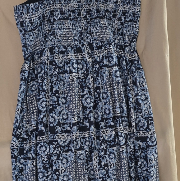 Women's Dress - Picture 2 of 8